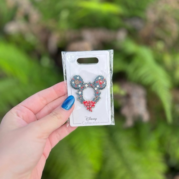 NWT Disney Mickey Holiday Christmas Wreath Pin - Picture 6 of 14